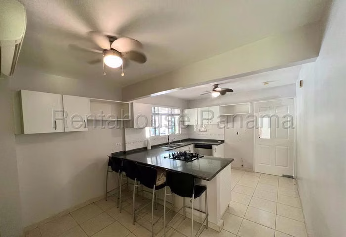 Venta de Casa esquina en Villa Lucre