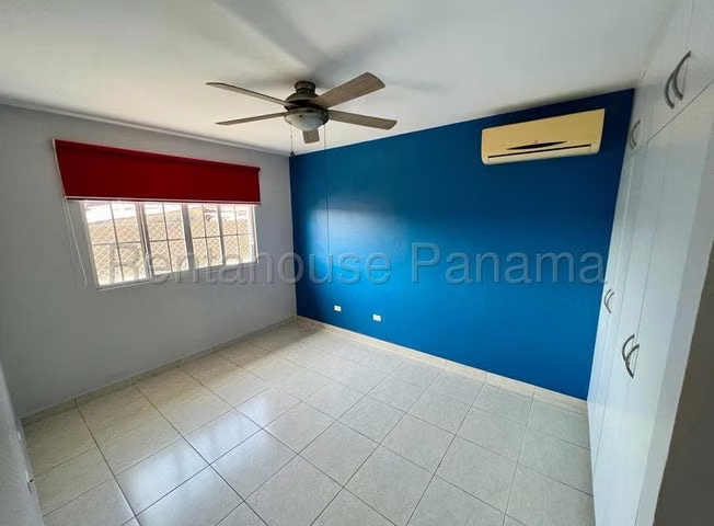 Venta de Casa esquina en Villa Lucre