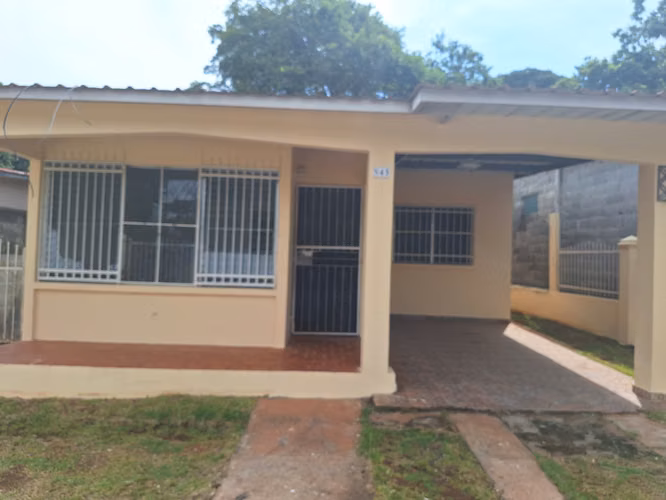 ALQUILO CASA EN RESIDENCIAL LAS PERLAS, LA CHORRERA.