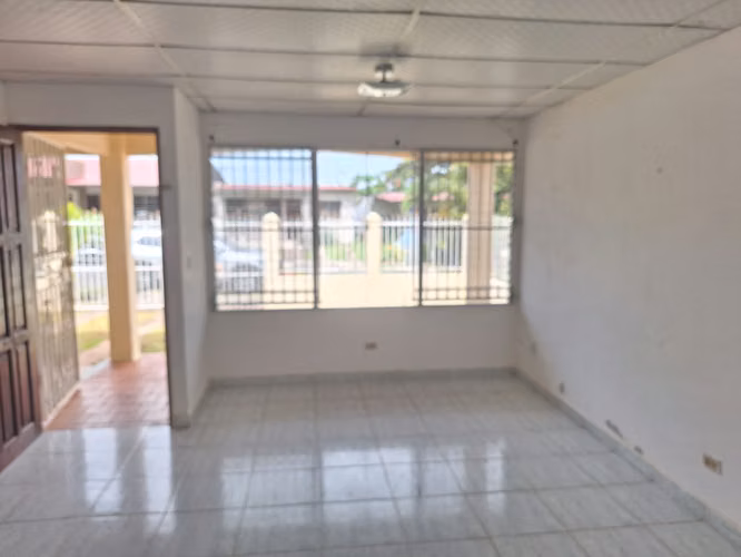 ALQUILO CASA EN RESIDENCIAL LAS PERLAS, LA CHORRERA.