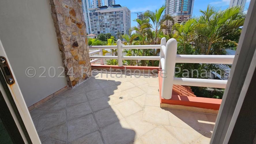 Se Vende Casa en Altos del Golf MDV27-1943