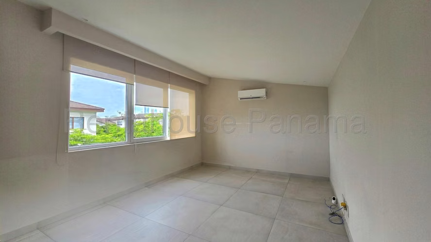 271978. Se alquila increible casa de 3 recamaras, 3.5 baños, CBE, jardin - Imagen 13