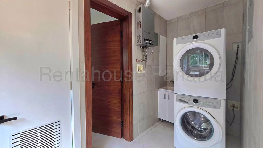 271978. Se alquila increible casa de 3 recamaras, 3.5 baños, CBE, jardin - Imagen 12