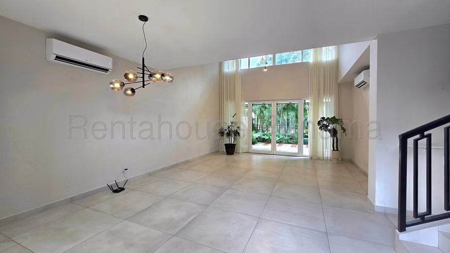 271978. Se alquila increible casa de 3 recamaras, 3.5 baños, CBE, jardin - Imagen 7