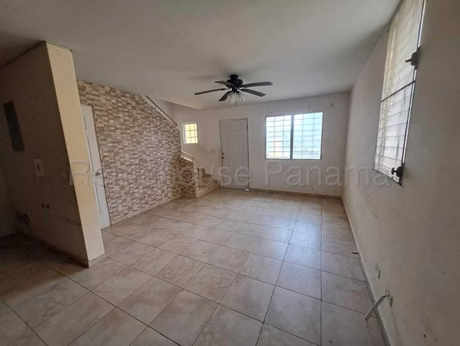 Venta de Casa Dúplex de 3 Habitaciones en Las Praderas, San Antonio #25-4474