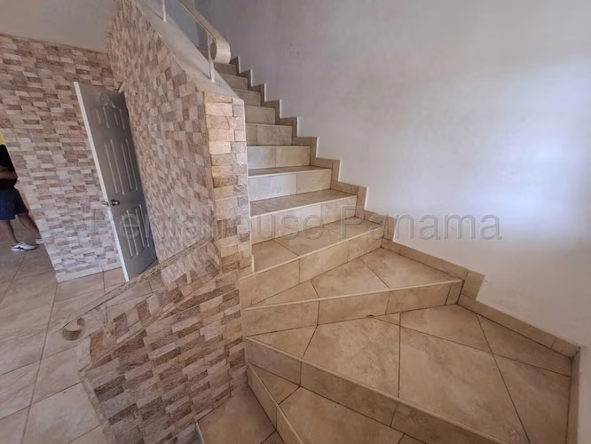 Venta de Casa Dúplex de 3 Habitaciones en Las Praderas, San Antonio #25-4474