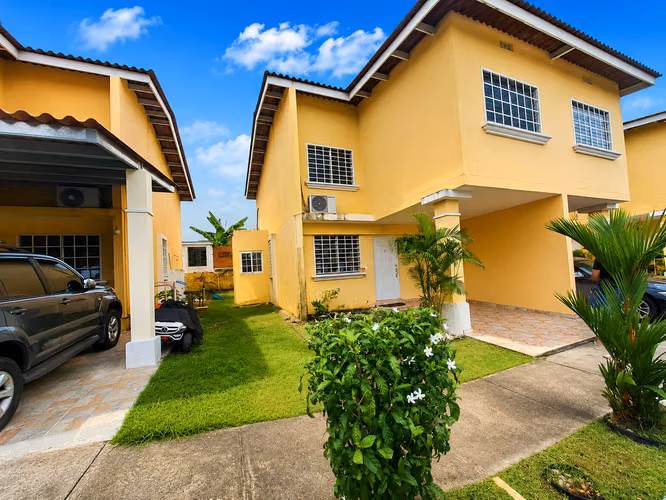 Venta de Casa Dúplex de 3 Habitaciones en Las Praderas, San Antonio #25-4474