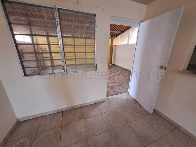 Venta de Casa Dúplex de 3 Habitaciones en Las Praderas, San Antonio #25-4474