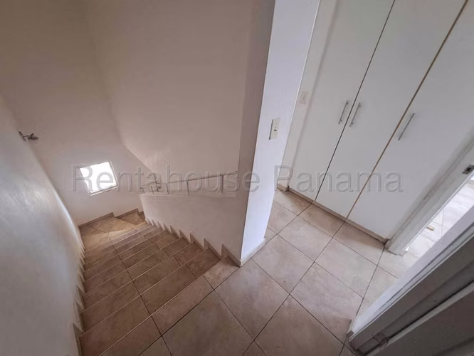 Venta de Casa Dúplex de 3 Habitaciones en Las Praderas, San Antonio #25-4474