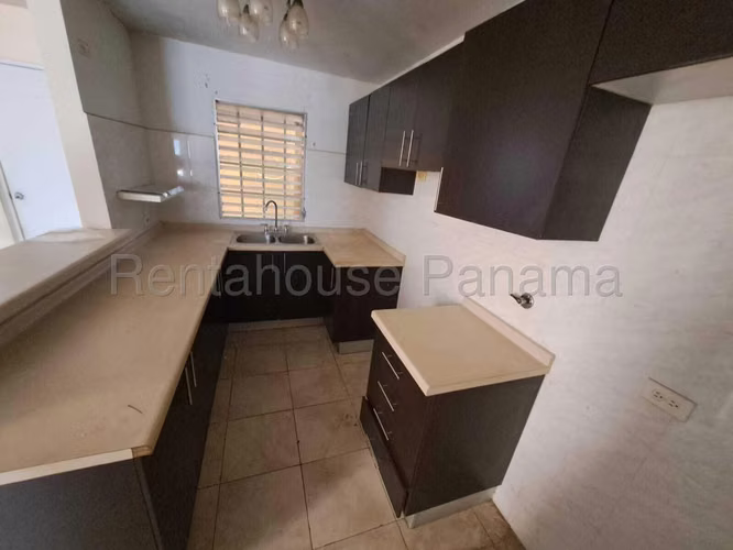 Venta de Casa Dúplex de 3 Habitaciones en Las Praderas, San Antonio #25-4474