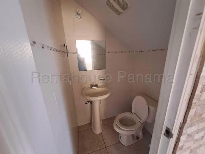 Venta de Casa Dúplex de 3 Habitaciones en Las Praderas, San Antonio #25-4474