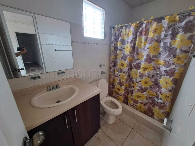 Venta de Casa Dúplex de 3 Habitaciones en Las Praderas, San Antonio #25-4474