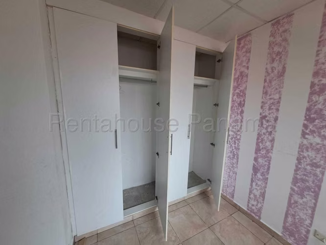 Venta de Casa Dúplex de 3 Habitaciones en Las Praderas, San Antonio #25-4474