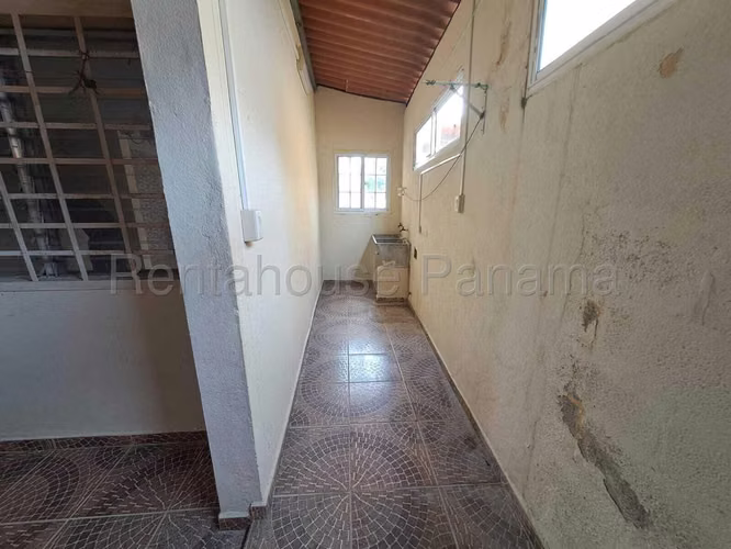 Venta de Casa Dúplex de 3 Habitaciones en Las Praderas, San Antonio #25-4474