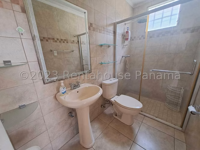Venta de Casa Remodelada en Brisas del Golf, Arraiján #23-7396 - Imagen 8