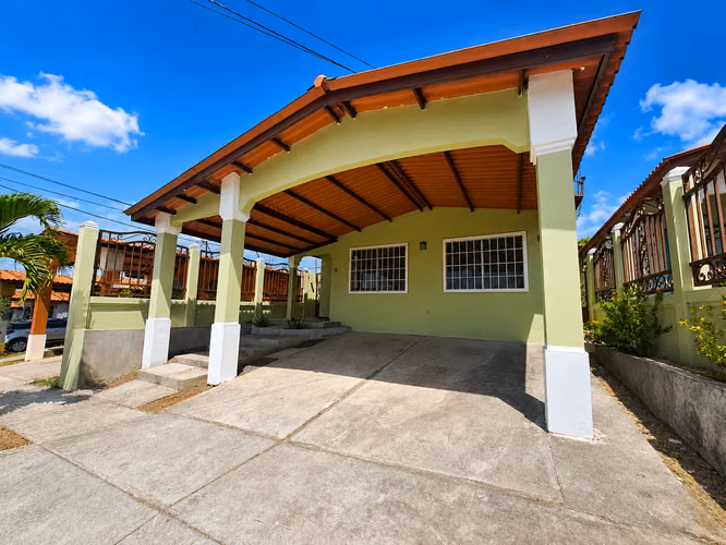 Sale of Remodelada House in Brisas del Golf, Arraiján # 23-7396