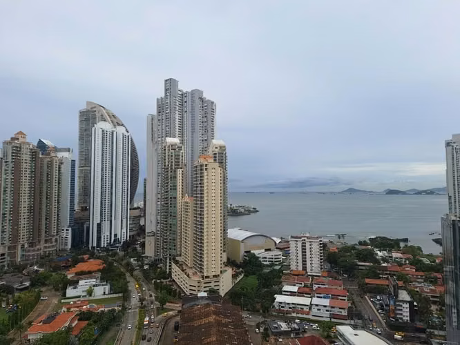 Apartamento en Punta Pacifica I con balcón y vista panorámica