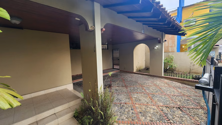CASA EN ALQUILER CON LINEA BLANCA Y PISCINA - LA ALAMEDA