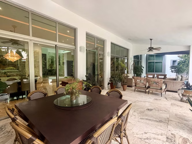 Casa de dos niveles en venta con piscina - Costa del Este