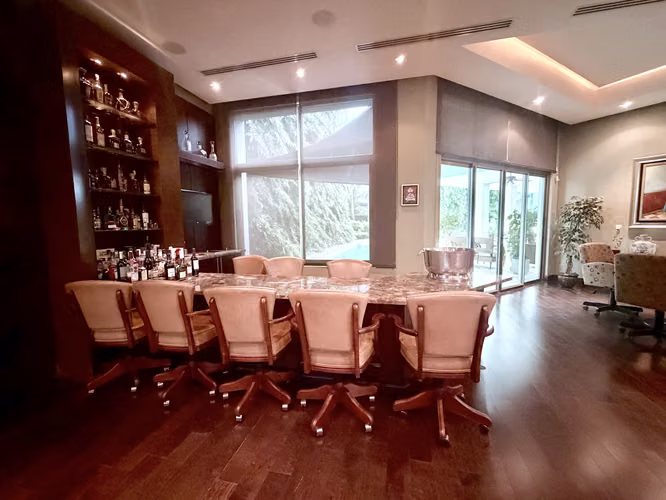 Casa de dos niveles en venta con piscina - Costa del Este