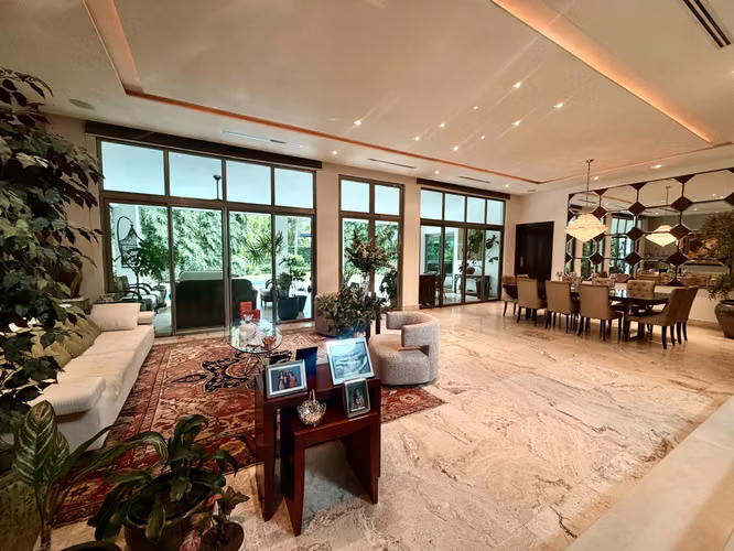 Casa de dos niveles en venta con piscina - Costa del Este