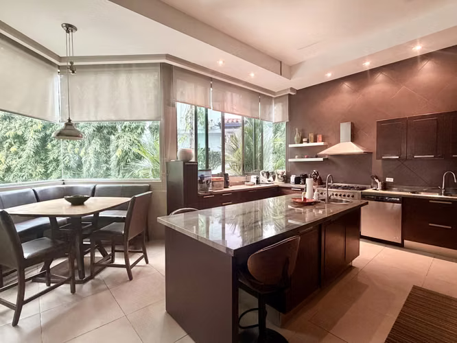 Casa de dos niveles en venta con piscina - Costa del Este