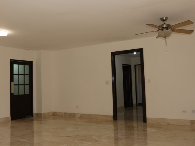 Apartamento en Obarrio I con balcón y remodelado - Imagen 3