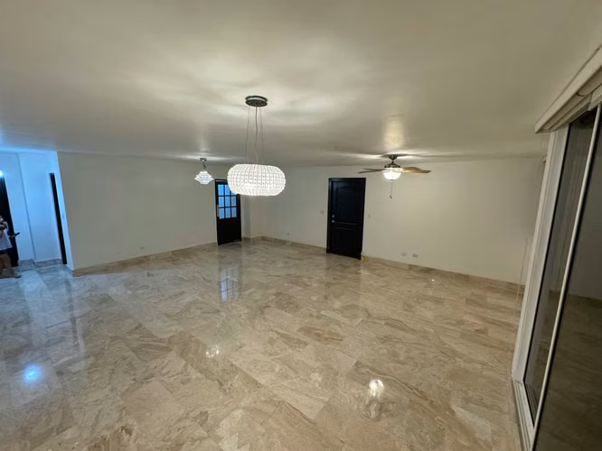 Apartamento en Obarrio I con balcón y remodelado - Imagen 2