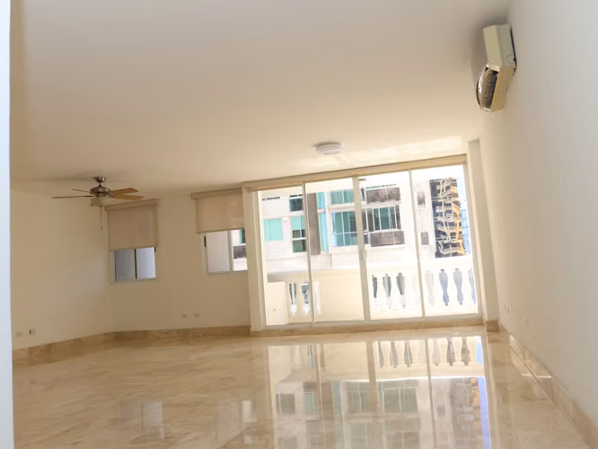 Apartamento en Obarrio I con balcón y remodelado - Imagen 4