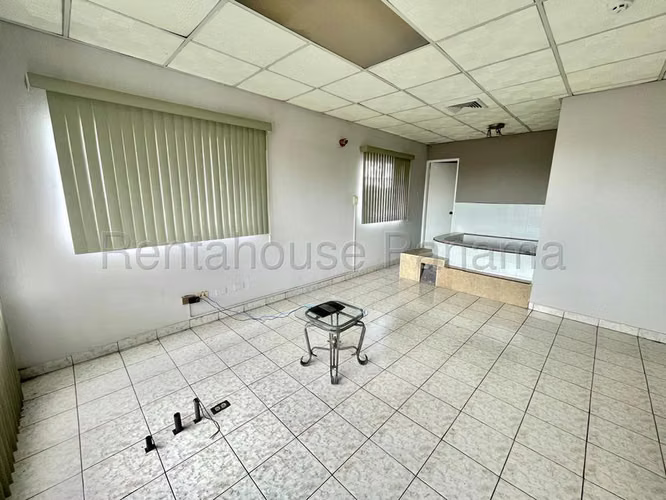 Venta de Galera en Parque Lefevre, cerca de avenida Santa Elena - Imagen 17