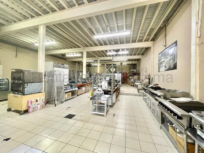Venta de Galera en Parque Lefevre, cerca de avenida Santa Elena - Imagen 5