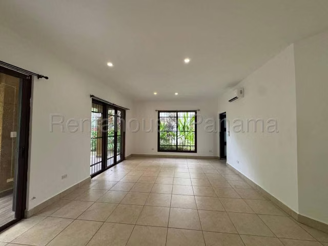 Oportunidad de Inversión! Casa en Venta en Clayton  27PPM1527