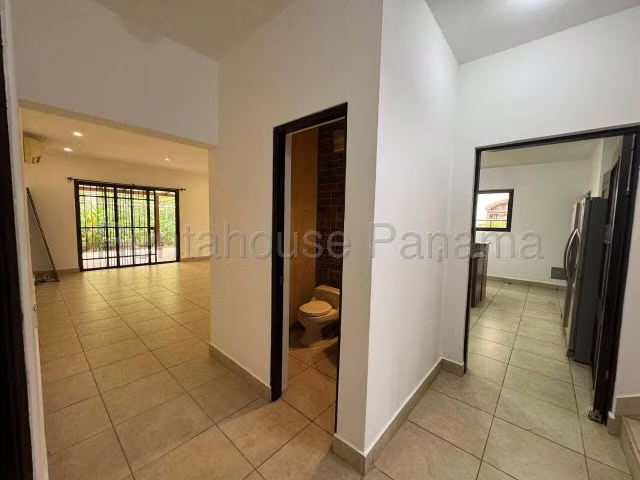 Oportunidad de Inversión! Casa en Venta en Clayton  27PPM1527