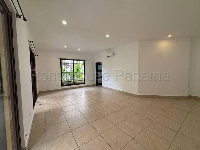 Oportunidad de Inversión! Casa en Venta en Clayton  27PPM1527