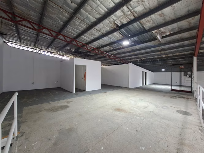 BODEGA Y LOCALES COMERCIALES EN URB. LOS ANGELES