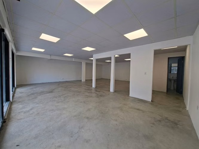BODEGA Y LOCALES COMERCIALES EN URB. LOS ANGELES