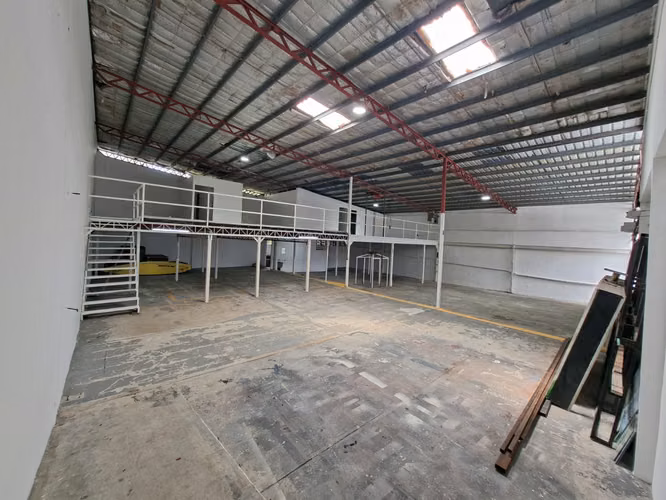 BODEGA Y LOCALES COMERCIALES EN URB. LOS ANGELES
