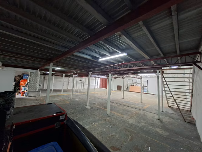 BODEGA Y LOCALES COMERCIALES EN URB. LOS ANGELES