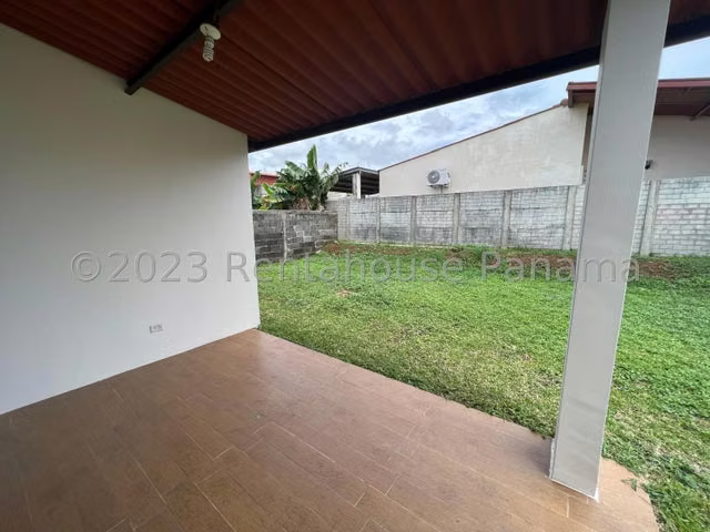 Venta de Casa esquina en Arboledas Chorrera