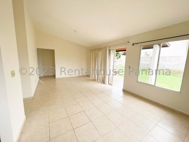 Venta de Casa esquina en Arboledas Chorrera