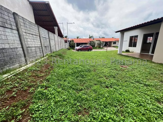 Venta de Casa esquina en Arboledas Chorrera