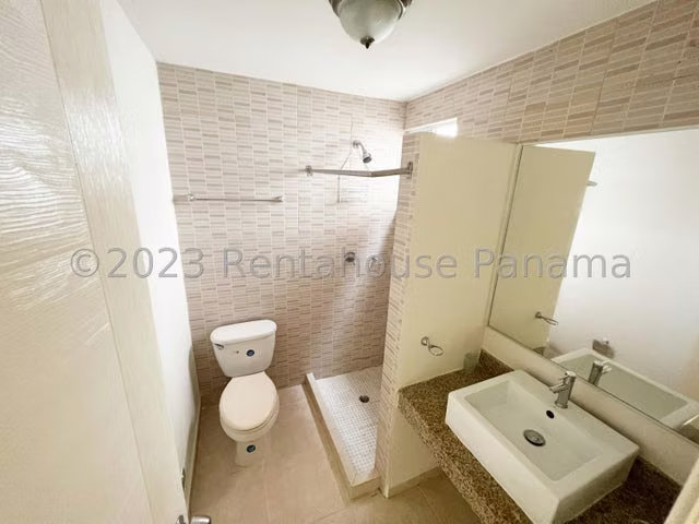 Venta de Casa esquina en Arboledas Chorrera