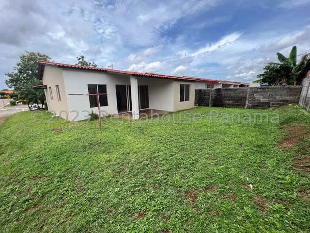 Venta de Casa esquina en Arboledas Chorrera