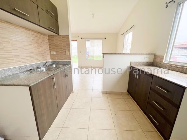 Venta de Casa esquina en Arboledas Chorrera