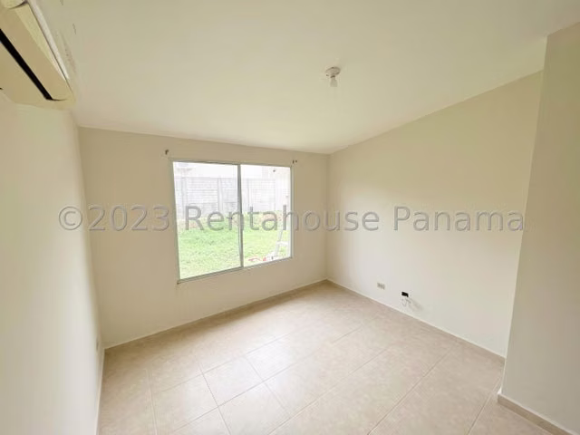 Venta de Casa esquina en Arboledas Chorrera