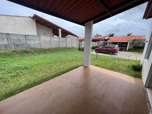 Venta de Casa esquina en Arboledas Chorrera