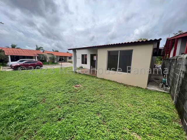 Venta de Casa esquina en Arboledas Chorrera