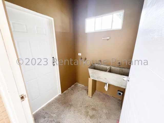 Venta de Casa esquina en Arboledas Chorrera