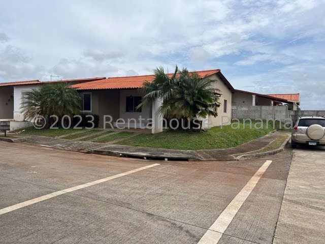 Venta de Casa esquina en Arboledas Chorrera