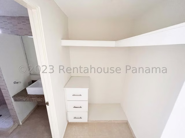 Venta de Casa esquina en Arboledas Chorrera